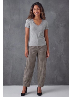 Madmext Gri V Yaka Dantelli Slim Fit Kadın Tişört MG2683