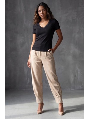 Madmext Siyah V Yaka Dantelli Slim Fit Kadın Tişört MG2683