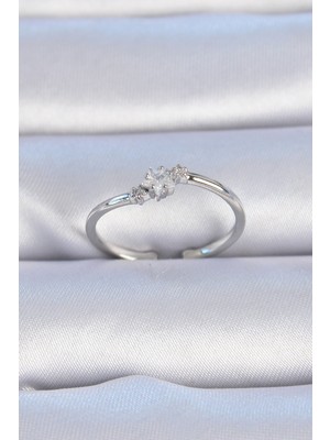 Zenvia Pirinç Gümüş Renk Çiçek Model Zirkon Taş Detay Kadın Yüzük - TJ-BYK3323