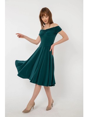 Laranor Siyah Büzgülü Kayık Yaka Kısa Kol Kloş Kesim Elbise Gündüz Gece Şıklığı 25L8235