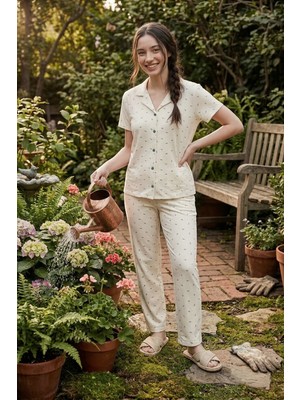 Lela Desenli Yumuşak Dokulu Regular Fit Düğmeli Kısa Kollu Pijama Takımı Bayan Pijama Takımı 65750101Y