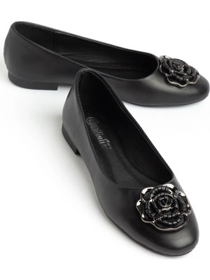 Dilimler Ayakkabı Büyük Numara Kadın Babet Siyah Cilt Çiçek Detaylı Aksesuar