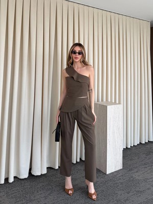 Laluvia Sütlü Kahve Tek Omuz Tasarım Yaka Bluz Pantolon Takım - 8003