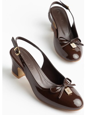 Dilimler Ayakkabı Büyük Beden Kadın Kısa Topuklu Ayakabı Kahverengi Rugan Bıyıklı Taşlı Tokalı