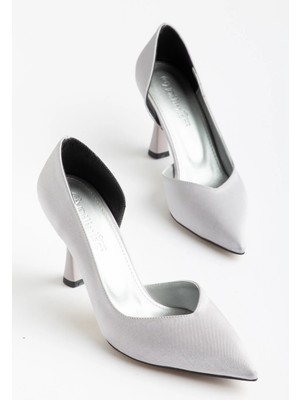 Dilimler Ayakkabı Büyük Beden Kadın Ince Topuklu Stiletto Gümüş Gri Parlak Saten Yan Açık