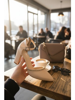 Enoch Kadın Sivri Burunlu Kristal Şerit Detaylı Yüksek Kalın Topuklu Bilekten Bağlamalı Ayakkabı