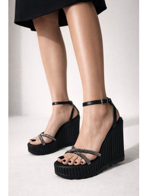 Firibu Dolgu Topuk Platform Sandalet Siyah Taşlı Çapraz Askılı Kadın Ayakkabı