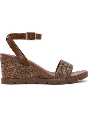 Derimod Kadın Kahverengi Bilekten Tokalı Dolgu Topuklu Hasır Sandalet 26SFE4814M7