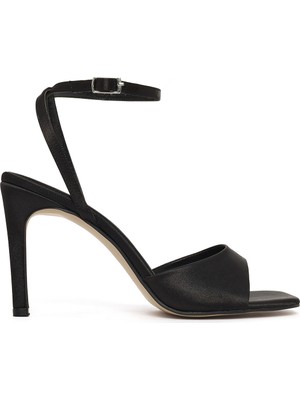 Derimod Kadın Siyah Bilekten Tokalı Yüksek Ince Topuklu Kumaş Sandalet 26SFE39216F