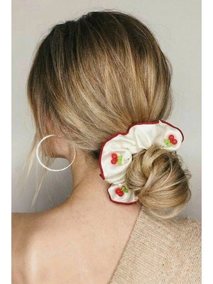 Katia & Bony Kiraz Aksesuarlı Saten Ekru Lastik Toka