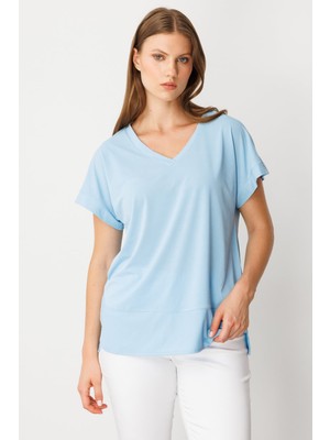 On Kadın Büyük Beden V Yaka Parçalı T-Shirt 71476 Açık Mavi