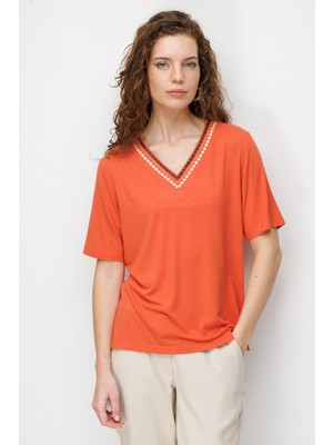 Desen Triko Kadın V Yaka Yakası Iki Renkli Işlemeli Taşlı Penye T-Shirt 26844 Oranj
