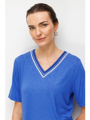 Desen Triko Kadın V Yaka Yakası Iki Renkli Işlemeli Taşlı Penye T-Shirt 26844 Saks