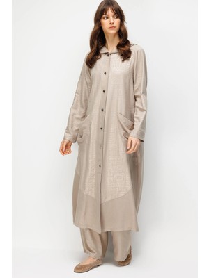 Micca Fenix Özel Desen Soft Kumaş ve Düz Ipekçe Garni Düğme Kapamalı Zamansız Kap Ferace-Taş