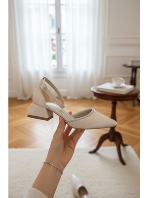 Enoch Kadın Sivri Burunlu Işıltılı Kenar Detaylı Alçak Geometrik Topuklu Bilekten Kemerli Ayakkabı