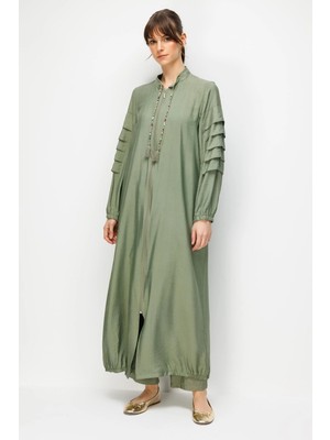 Micca Goldy %85 Lyocell Soft Kumaştan Kat Kat Aller Parçalarla Süslü Kol Elişi Kolye Detaylı Özel Ferace-Haki