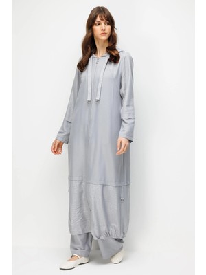 Micca Fenıx Özel Desen Soft Kumaş ve Düz Ipekçe Garnili Aksesuarlı Zamansız Kap Ferace-Gri