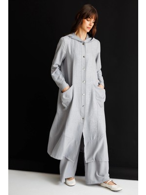 Micca Fenix Özel Desen Soft Kumaş ve Düz Ipekçe Garni Düğme Kapamalı Zamansız Kap Ferace-Gri