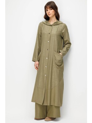 Micca Fenix Özel Desen Soft Kumaş ve Düz Ipekçe Garni Düğme Kapamalı Zamansız Kap Ferace-Haki