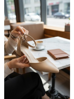 Enoch Kadın Badem Burunlu Dekolte Detaylı Alçak Blok Topuklu Bilekten Kemerli Zarif Ayakkabı