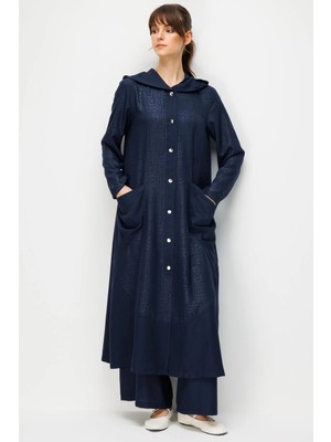 Micca Fenix Özel Desen Soft Kumaş ve Düz Ipekçe Garni Düğme Kapamalı Zamansız Kap Ferace-Laci