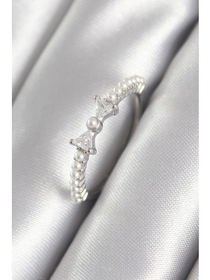 Nexgen Pirinç Gümüş Renk Zirkon Taşlı Kurdele Model Inci Detay Kadın Yüzük