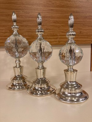 Plus Home Dekorasyon Dekoratif 3'lü Küre Obje Kristal ve Pirinç Renk Gümüş Yükseklikleri 26-25 ve 22 cm