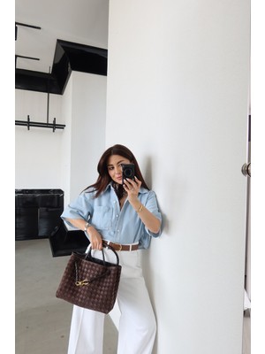 Özge Özgenç Tek Cepli Crop Denim Gömlek