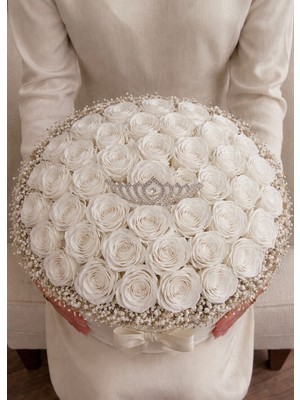 Kamira 41 Adet Beyaz Gül Aranjmanı – Taç Detaylı Lüks Kutuda