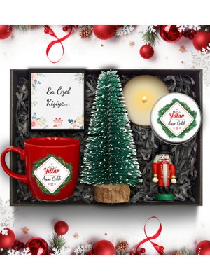 As Gift Yılbaşı Temalı Kişiye Özel Kırmızı Kupa & Çam Ağacı & Beyaz Metal Mum & Mini Fındıkkıran Figürü Hediye Seti
