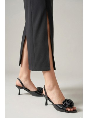 Gökhan Talay Norelle Esnek Yumuşak Kaymaz Taban (4 Cm) Siyah Rugan El Yapımı Gül Detaylı Kadın Topuklu Ayakkabı