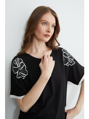 FullaModa Taşlı Çiçek Baskılı Salaş Tişört