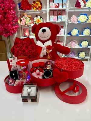 Ayı Evreni Büyük Peluş Ayılı Çiçek Buketli Kat Kat Romantik Hediye Kutusu Kırmızı | Kar Küresi, Çelik Takı Seti, Saat, Peluş Ayıcık | Sevgiliye, Anneye, Doğum Günü, 14 Şubat, Yıldönümü