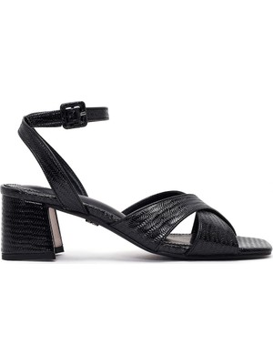 Derimod Kadın Siyah Bilekten Tokalı Baskılı Kalın Topuklu Sandalet 26SFE481526