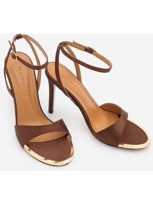 Marjin Kadın Oval Burun Bilekten Bağlamalı Altın Metal Çerçeve Klasik Topuklu Sandalet Dospin Kahve Saten