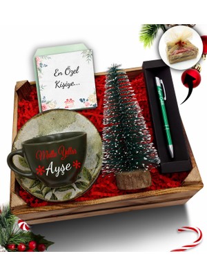 As Gift Kasa Içerisinde Kişiye Özel Haki Çay Fincanı & Çam Ağacı & Yeşil Kalem Hediye Seti
