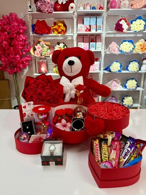 Ayı Evreni Çikolata Sürprizli Kat Kat Romantik Hediye Kutusu Kırmızı | Kar Küresi, Çelik Takı Seti, Saat, Peluş Ayıcık | Sevgiliye, Anneye, Doğum Günü, 14 Şubat, Yıldönümü