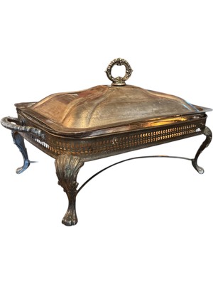 TT Avrupa, 1800’LER Sonu Gümüş Kaplama Servis Isıtıcısı Ajur Bordürlü, Cam Hazneli; Zarif ve Koleksiyonluk Bir Parça. 48 cm 25 cm 26 cm