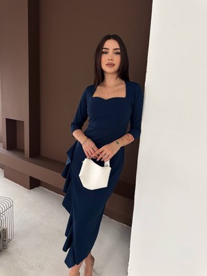 Kiki Kare Yaka Volan Detaylı Asimetrik Kesim