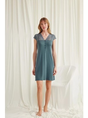 Giyim Kolu Omzu ve Yakası Dantelli Önü Düğmeli Gecelik