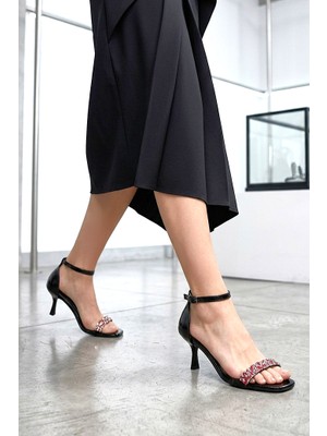 Gökhan Talay Vexira Esnek Yumuşak Kaymaz Taban (4 Cm) Siyah Rugan  Kırmızı Taş Bantlı Kadın Topuklu Ayakkabı