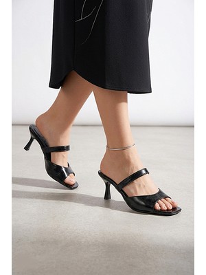 Gökhan Talay Avelin Esnek Yumuşak Kaymaz Taban (4 Cm) Siyah Rugan Tek Bant Topuklu Terlik