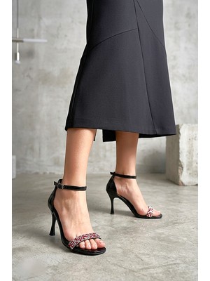 Gökhan Talay Raven Esnek Yumuşak Kaymaz Taban (8 Cm) Siyah Rugan  Kırmızı Taş Bantlı Kadın Topuklu Ayakkabı