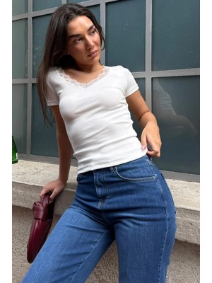 Madmext Ekru V Yaka Dantelli Slim Fit Kadın Tişört MG2683