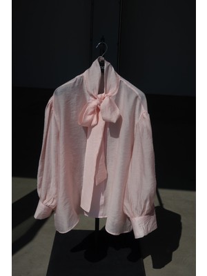 Özge Özgenç Yakadan Bağlamalı Balon Kol Bluz