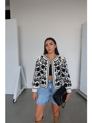 Özge Özgenç Çiçek Nakışlı Ceket