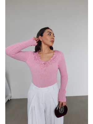 Özge Özgenç V Yaka Güpür Işlemeli Triko