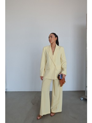 Özge Özgenç Pileli Kemerli Geniş Paça Pantolon