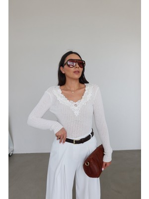 Özge Özgenç V Yaka Güpür Işlemeli Triko