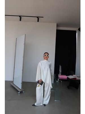 Özge Özgenç Pelerin Saten Bluz Pantolon Takım